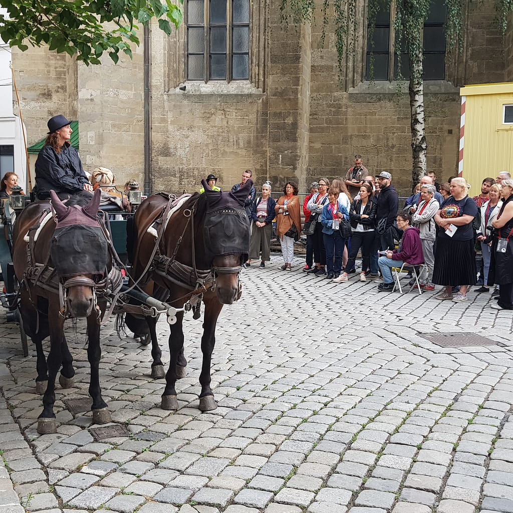 Straßentheater Theaterfink - Auferstehung der hingerichteten Theresia K**, 2019, ZuschauerInnen und Urban Sketchers